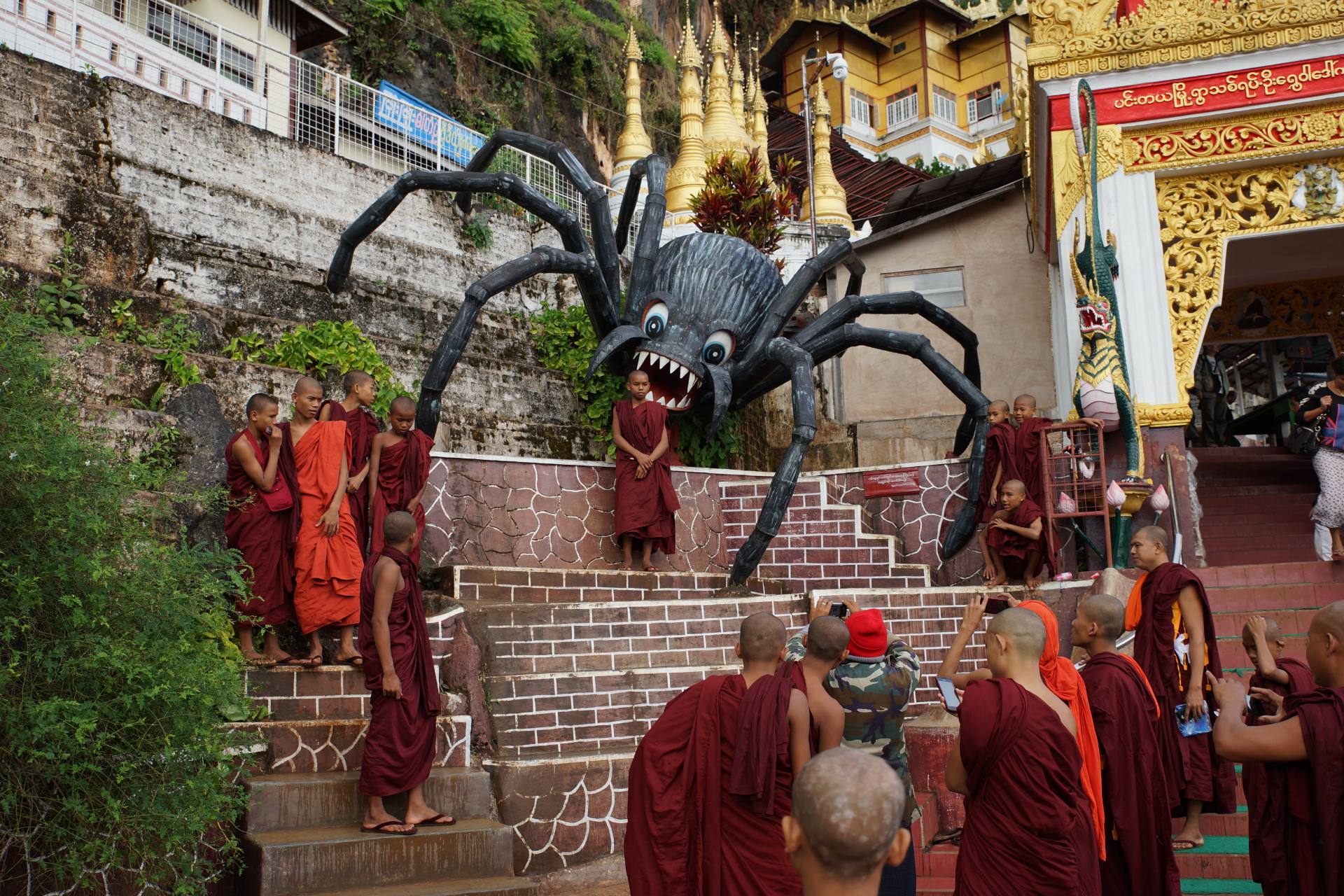 Die Stadt Pindaya liegt etwa 80 km nördlich des Inle-Sees. Sie ist berühmt für ihre Kalksteinhöhlen, die Pindaya-Höhlen, in der sich Tausende von Buddha-Statuen befinden, die sie zu einem Wallfahrtsort machen. Aus Angst vor einer Invasion durch die burmesische Armee versammelten die Shan alle Buddhas in dieser Höhle. Der Name Pindaya ist Verballhornung des Wortes Pinguya, was auf Burmesisch "Die Spinne genommen" bedeutet.
